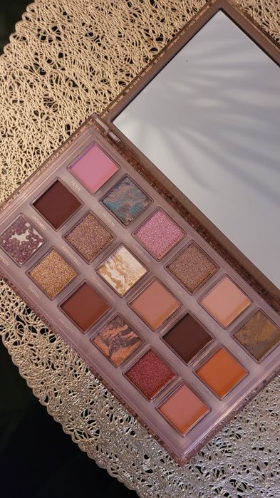 Paletă de farduri cu 18 culori pigmentate