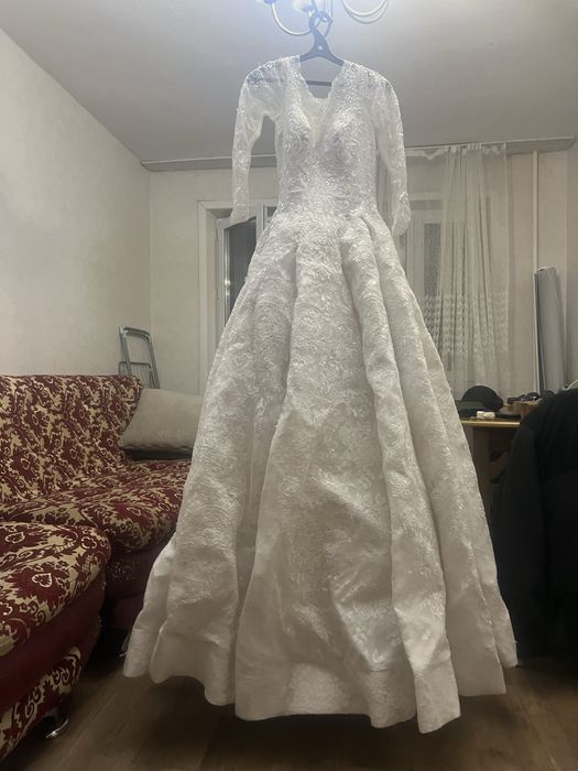 Платье есть ещё свадебное