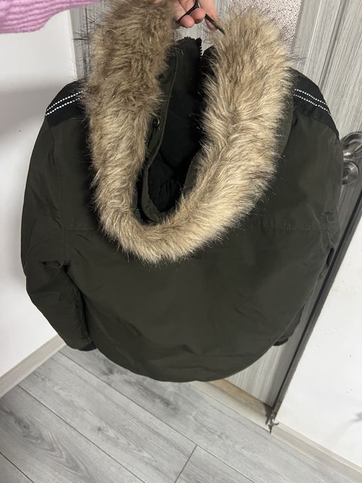 Vând geacă de bărbați,cu blană detașabilă.