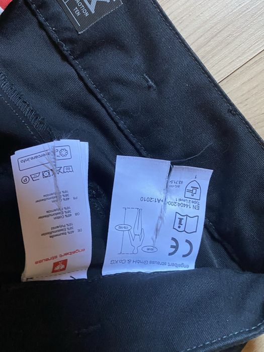 Pantaloni de lucru pentru bărbați Engelbert Strauss, culoare neagră, mărimea 52. Model cu multe buzunare. În stare foarte bună.
