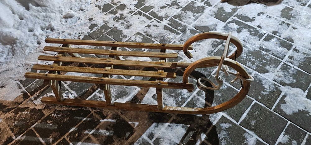Vând sanie de lemn
