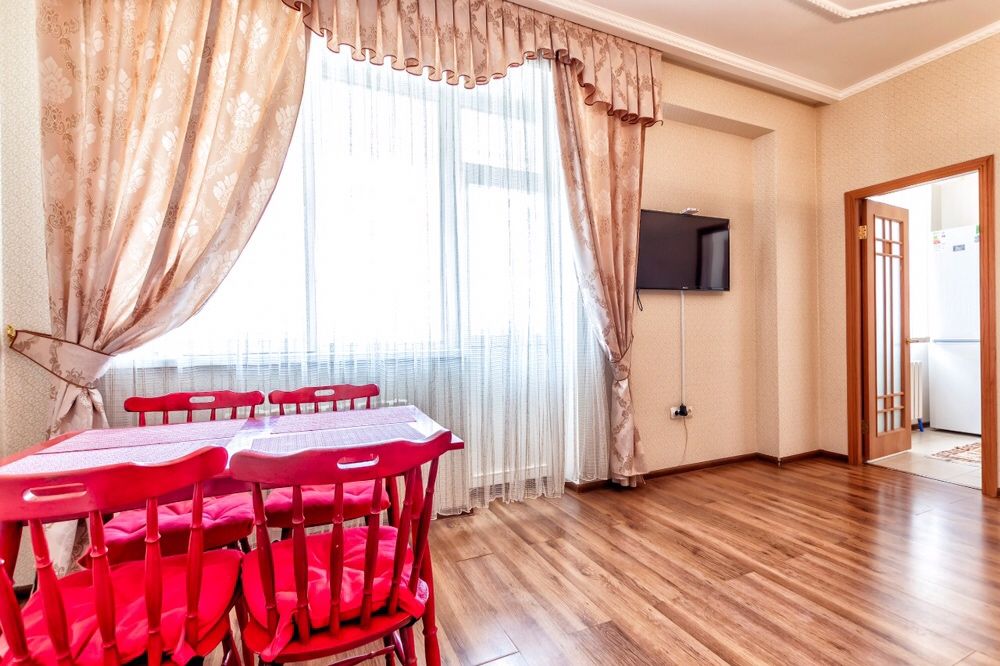 Хорошая, чистая,двухкомнатная квартира.Дом министерств .Байтерек.