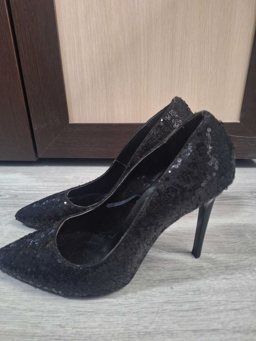 Черни високи обувки
