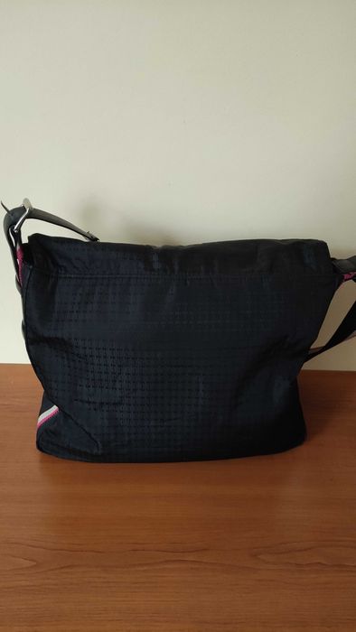 DKNY дамска чанта в черен цвят