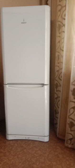 Продам холодильник Индезит.