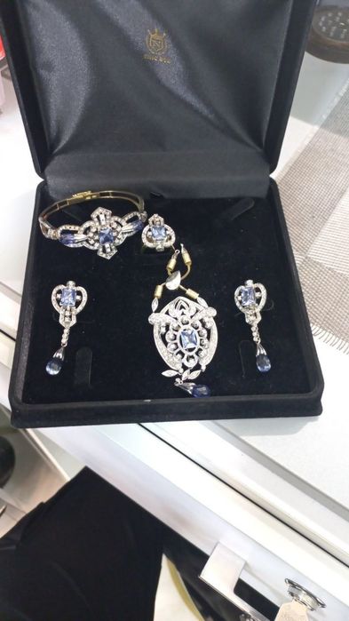 бриллиант кузли комплект тилла буюмлар сотилади