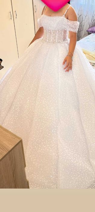 Бяла сватбена рокля