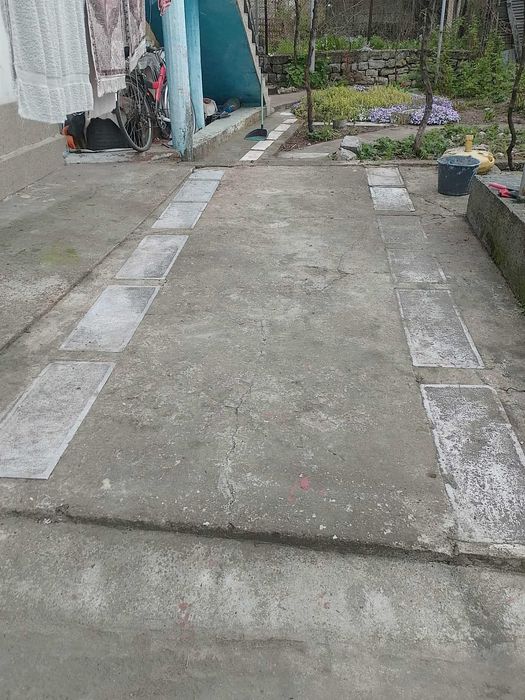 Продавам просторна къща с голям двор - гр. Димово