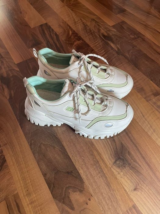 Продам кроссовки женские