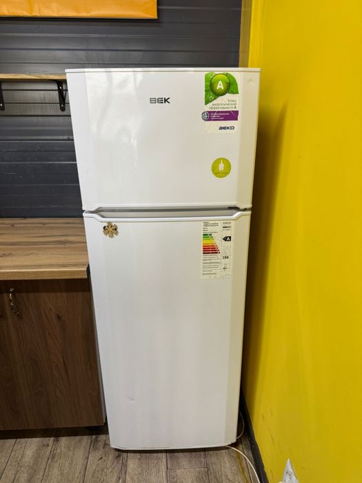 Продам стол, холодильник, лайтбокс, тумбучку