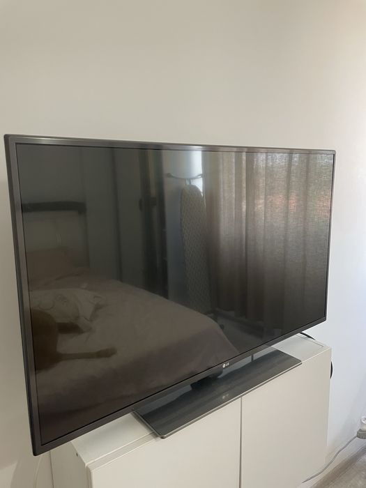 Vând televizor LG 42LF652V, diagonală 106 cm, Smart TV, Full HD și 3D.