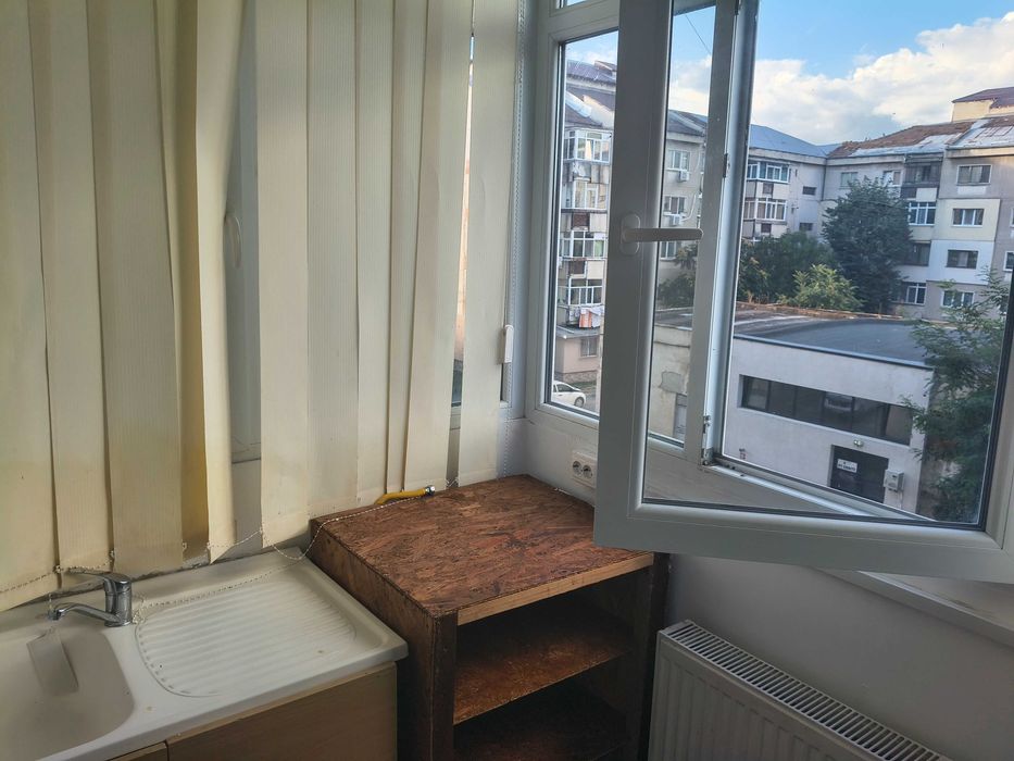 Garsonieră nemobilată de închiriat, zona Tribunal Dâmbovița