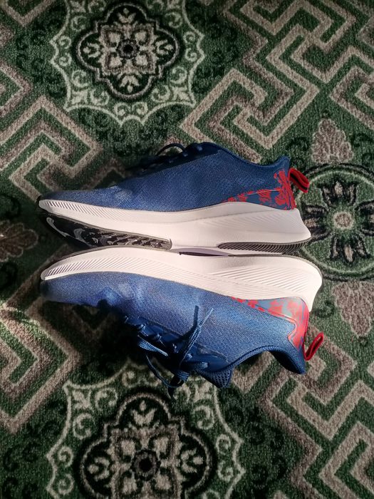 Кроссовки новые 40 размер