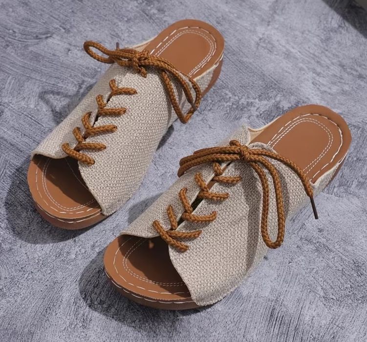 Дамски чехли 15 лева

Чехлите са нови, съвсем същите като на снимката.