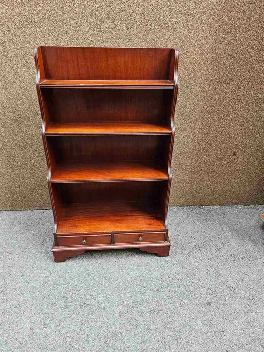 Библиотека с чекмедже и обков от месинг