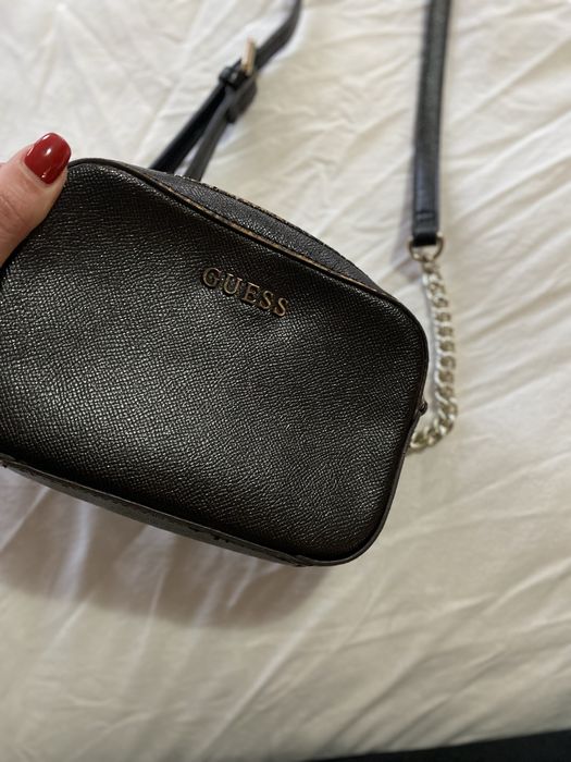 Дамска чанта на Guess