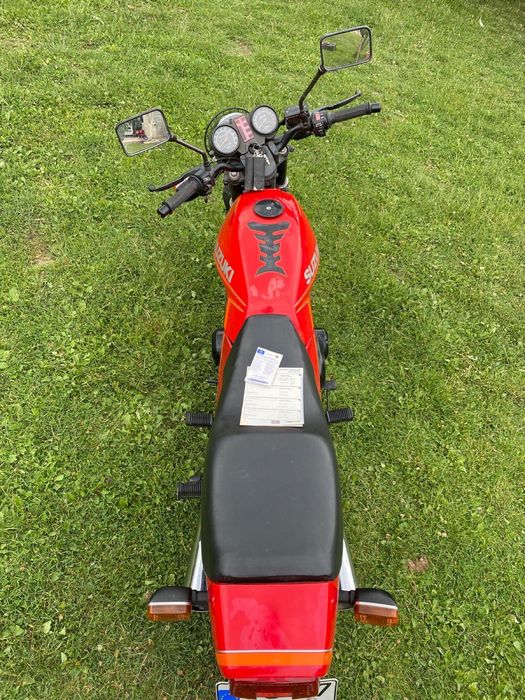 Suzuki GSX 400 E, an fabricație 1985, model clasic japonez, potrivit pentru restaurare, colecție sau proiect personal.