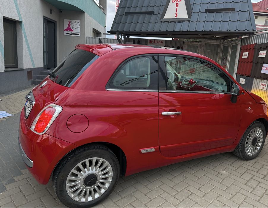 FIAT 500 roșu, ideal pentru oraș, economic și stilish