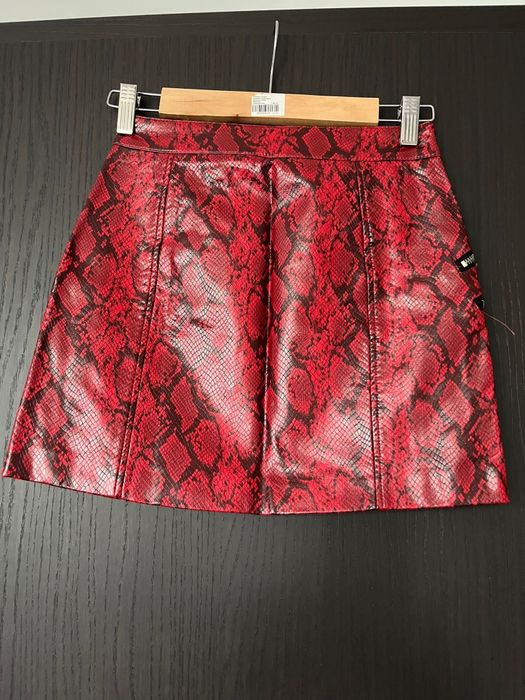 Червена дамска кожена пола с принт Bershka