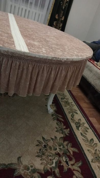 Срочно продам стол для гостинный