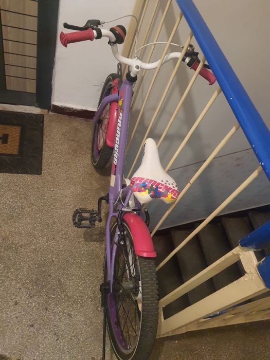 Vând bicicletă pentru fetițe