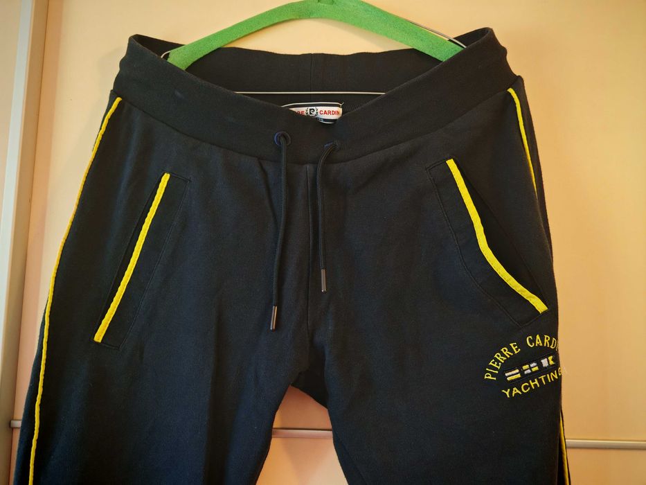 Vând pantaloni sport Pierre Cardin