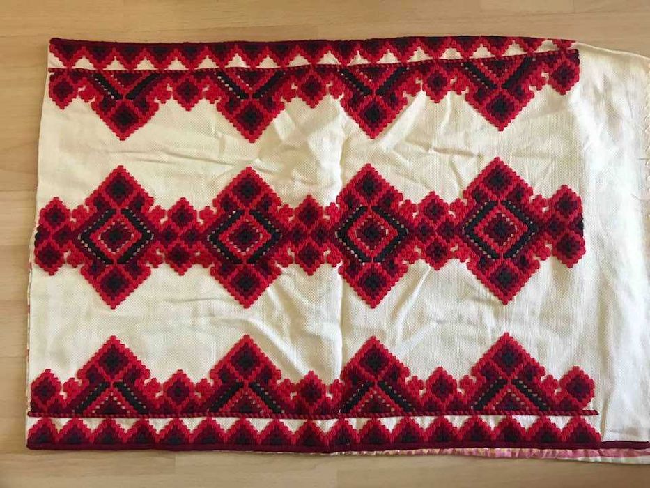 Бродирани и тъкани възглавници от стария сандък