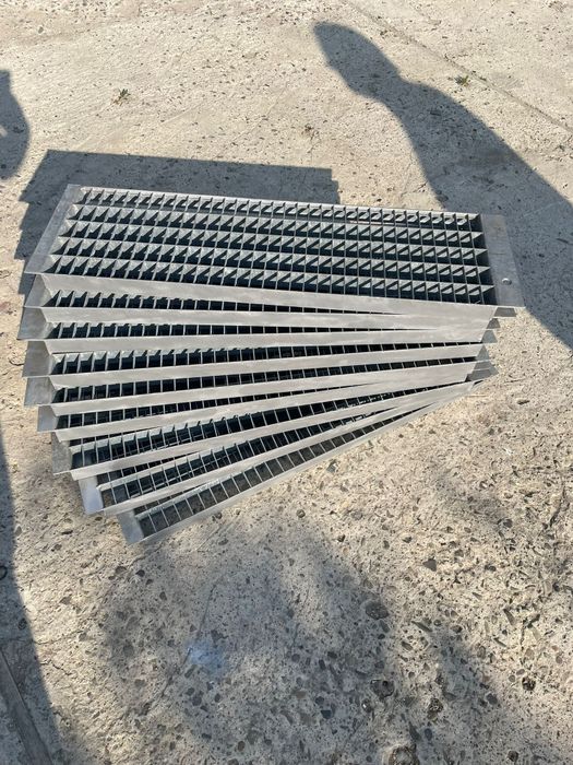 Trepte zincate modele si dimensiuni diferite din rigola sau grilaj
60-