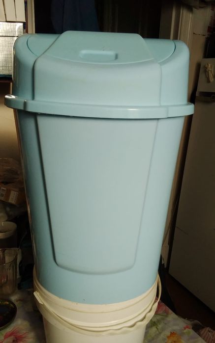 Продаю контейнер для мусора