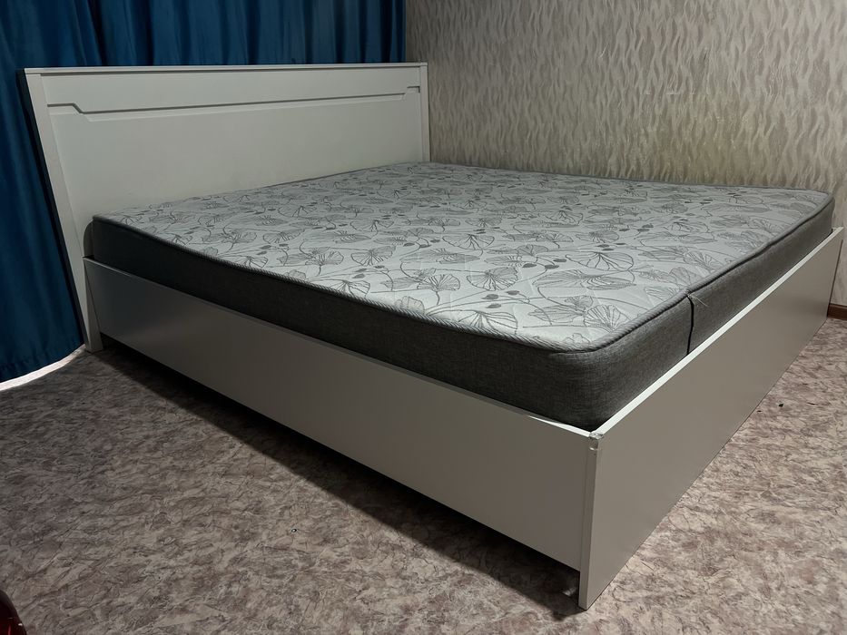 Продам кровать с матрасом 180*200