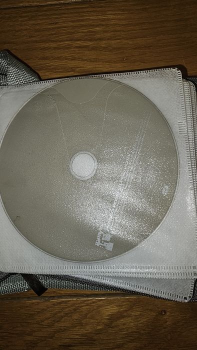 20 диска с Италианска музика заедно с калъф за тях.