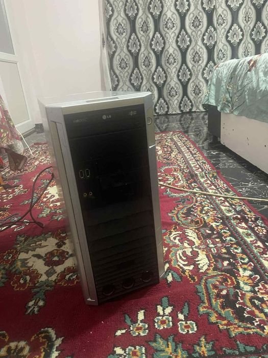 Monitor PC + Tastatură – stare bună, gata de folosit