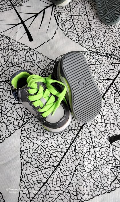 Продавам чисто нови бебешки обувки