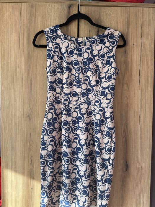Rochie scurta simplă.