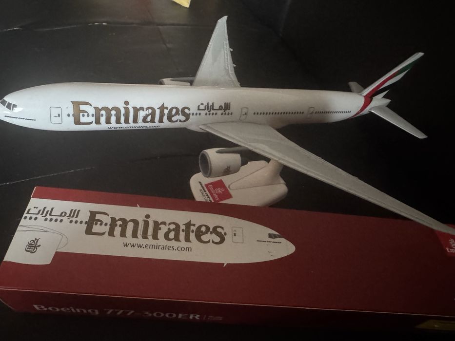 Machetǎ avion Emirates 777-300ER - scara 1:200 - 42 cm, produs oficial