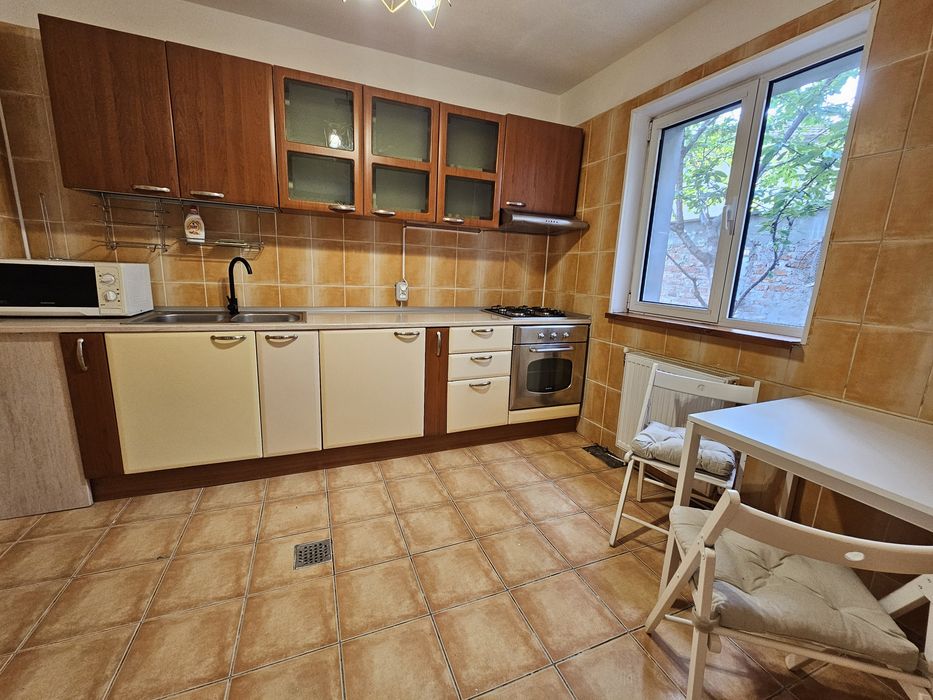 Inchiriez vila/casa 3 dormitoare 160 mp curte 250 mp loc parcare C-tin Brâncoveanu