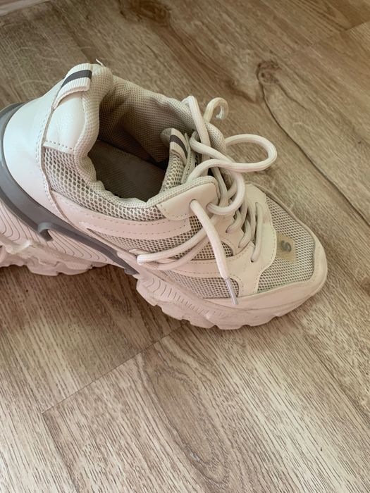 Много запазени маратонки