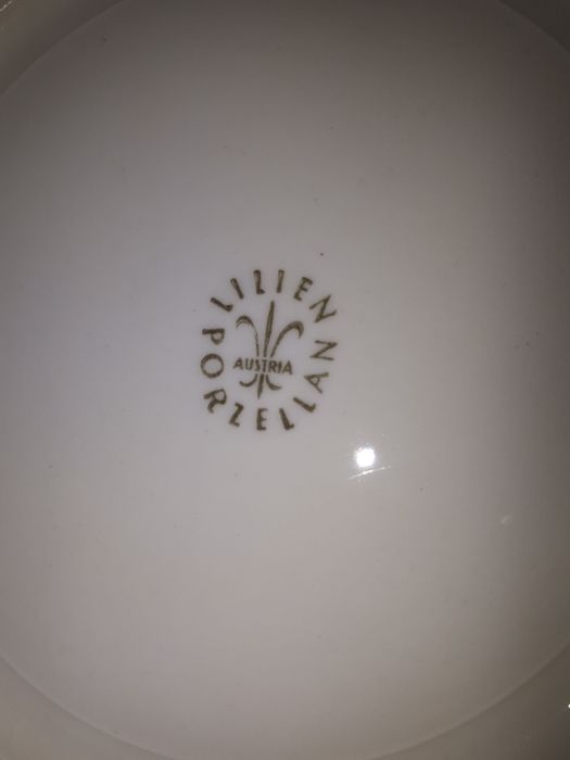 6 броя порцеланови чинии