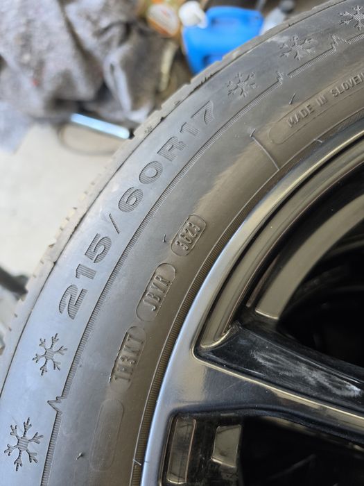 4 Броя 215/60/17 Dunlop 2x7,8mm 2x5,8mm 23dot