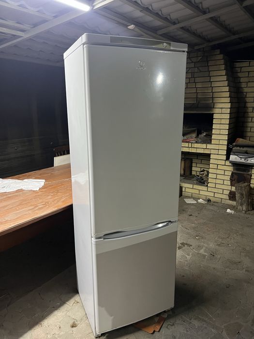 Холодильник indesit