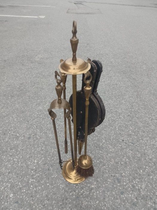 Set ustensile pentru șemineu din bronz ,piese cu o lucrătură de