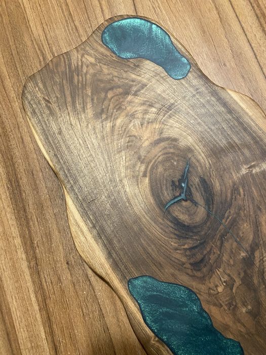 Platou din lemn masiv de nuc cu rasina