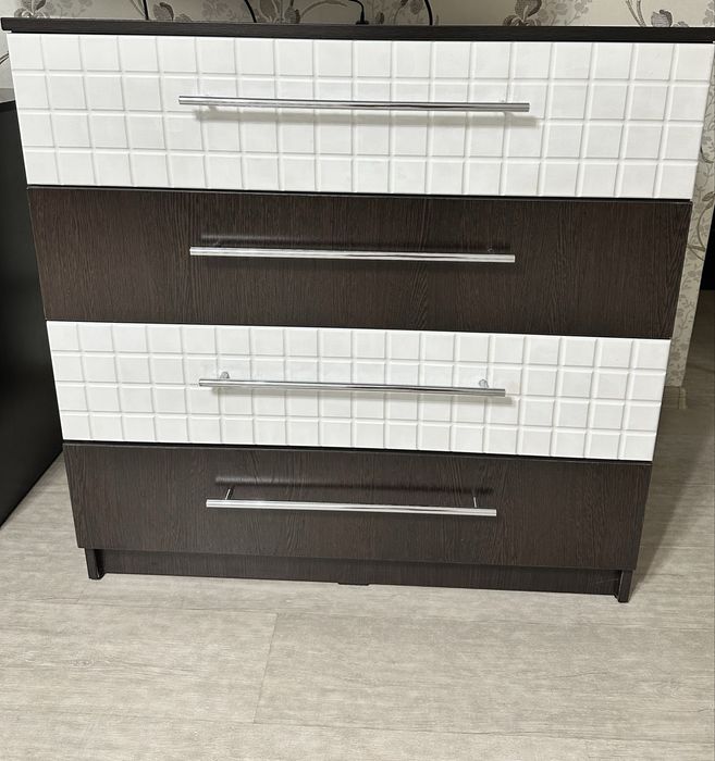 Продается комод 20.000 и стол 10.000