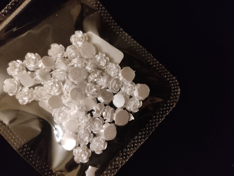 Декоративные розы-стразы  для маникюра ногтей