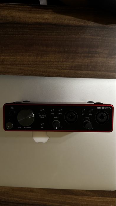 Продам Scarlett 2i2 Studio