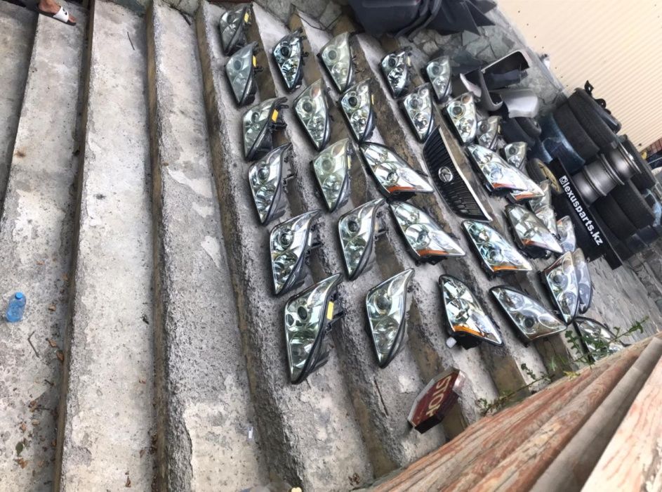 Фары на Lexus RX330.