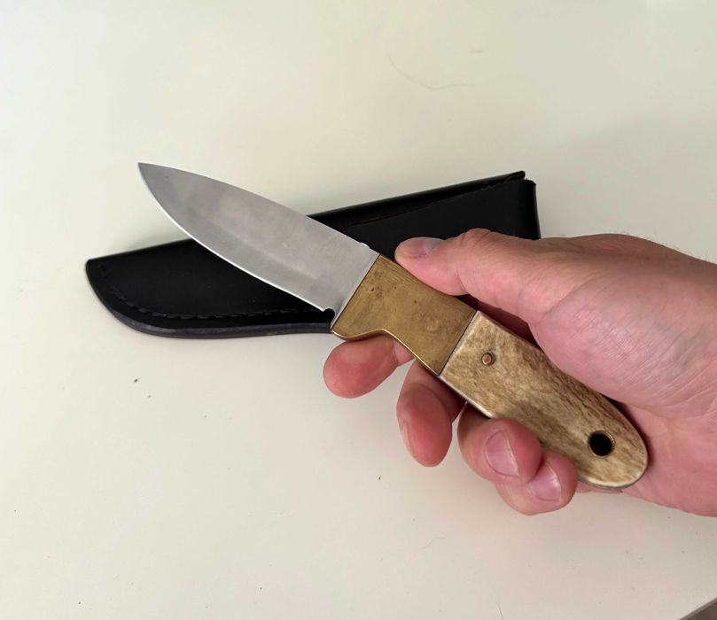 Cuțit Vânătoare Bushcraft Full Tang Corn Cerb Alamă + Teacă Piele