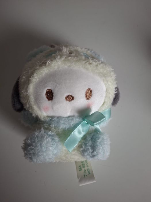 Vând 4 bucbrelocuri Sanrio din plus