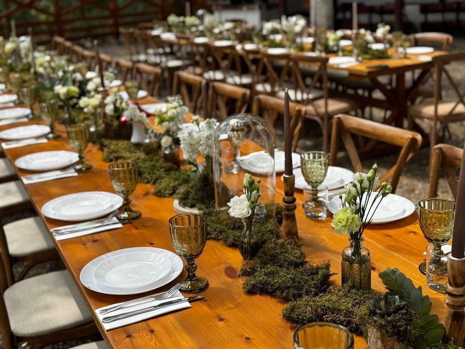 Mese de lemn si scaune pentru evenimente in aer liber