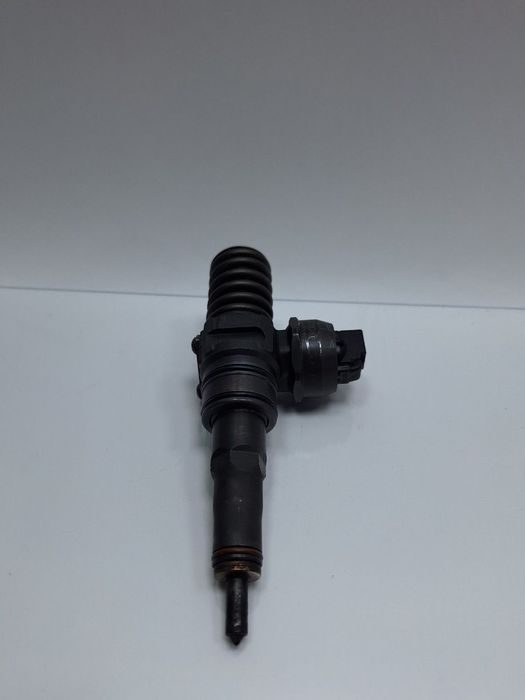 Injector 1.9 TDI BKE, BRB AUDI A4 III Avant 8ED, B7 2004 - 2008 BW BOSCH 0414720230 038130073BH